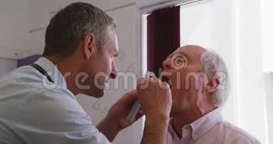 医生在养老院里检查一位老人